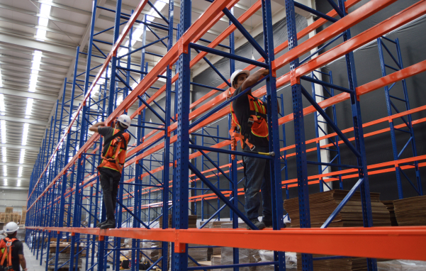 Nuestro equipo le ayudará a crear un espacio adaptado a sus necesidades. Nuestro equipo Ofiracks México