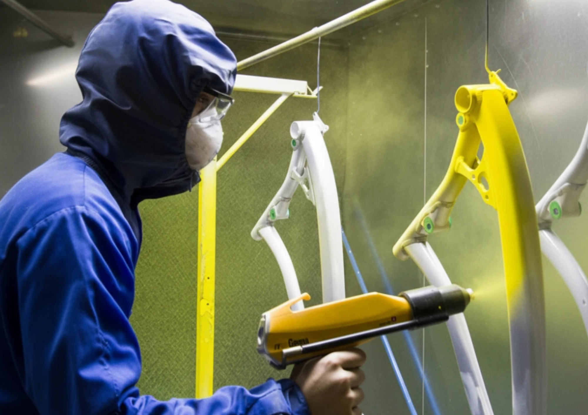 Pintura electrostática: el acabado ideal para racks industriales y estructuras metálicas – Ofiracks México