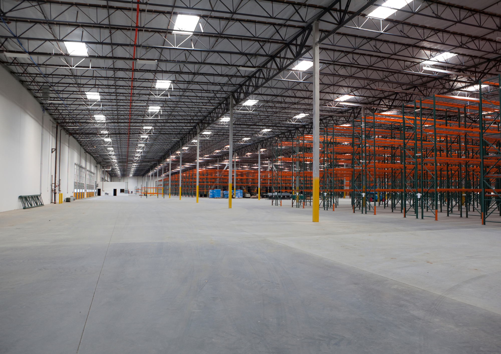 Capacidad de carga de un rack industrial: cómo calcularla y evitar sobrecargas – Ofiracks México